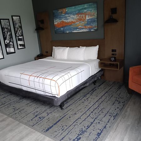 La Quinta Inn & Suites By Wyndham バーズタウン エクステリア 写真