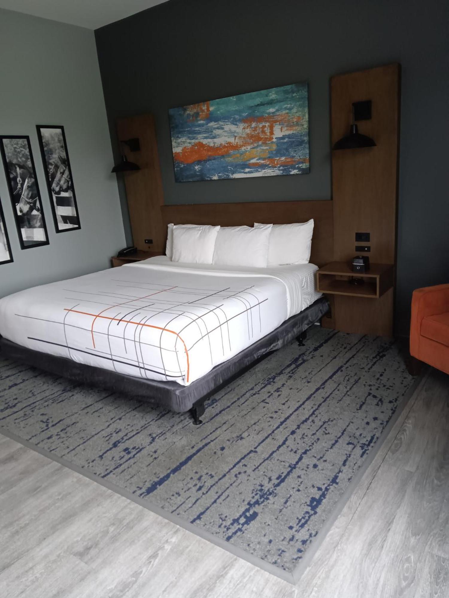 La Quinta Inn & Suites By Wyndham バーズタウン エクステリア 写真